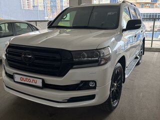 2018 Toyota Land Cruiser 200 Series Рестайлинг 2, белый, 9000000 рублей, вид 4