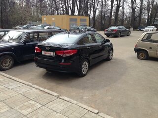 2015 Kia Rio III Рестайлинг, чёрный, 850000 рублей, вид 2