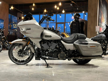 2023 Harley-Davidson CVO Road Glide, серебристый, 4900000 рублей, вид 4