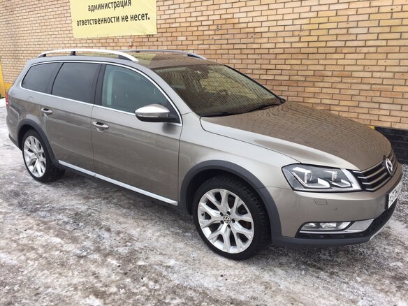 2012 Volkswagen Passat Alltrack B7, бежевый - вид 1