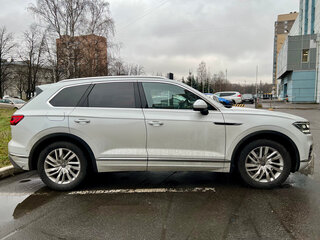 2021 Volkswagen Touareg III, белый, 8600000 рублей, вид 4