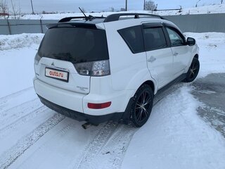 2011 Mitsubishi Outlander II Рестайлинг, белый, 1400000 рублей, вид 3