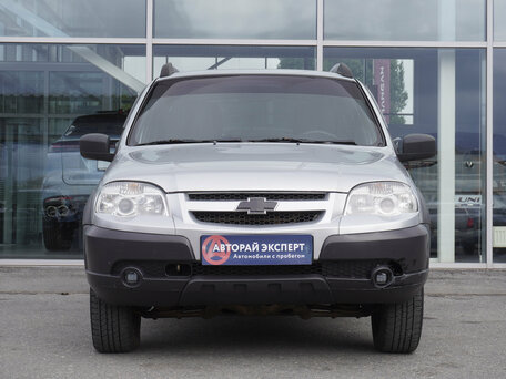 2017 Chevrolet Niva I Рестайлинг, серебристый, 591000 рублей, вид 2