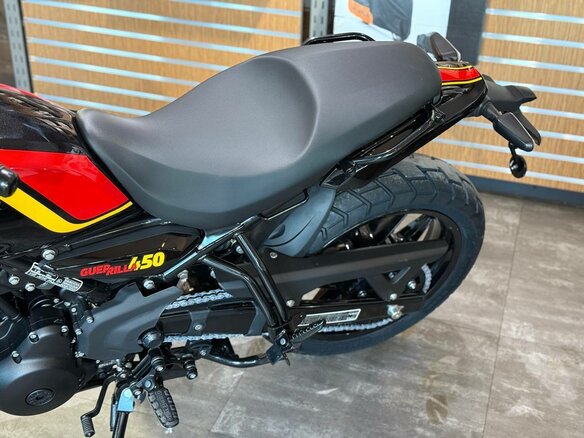 2025 Royal Enfield Guerrilla 450, чёрный, 554000 рублей - вид 4