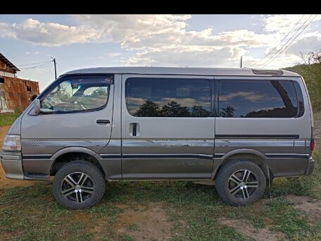 2001 Toyota HiAce, серебристый, 750000 рублей, вид 2