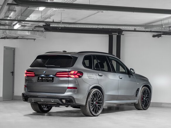 2024 BMW X5 40d IV (G05/G18) Рестайлинг, серый - вид 4
