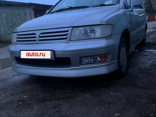2001 Mitsubishi Chariot Grandis III, серебристый, 225000 рублей, вид 2
