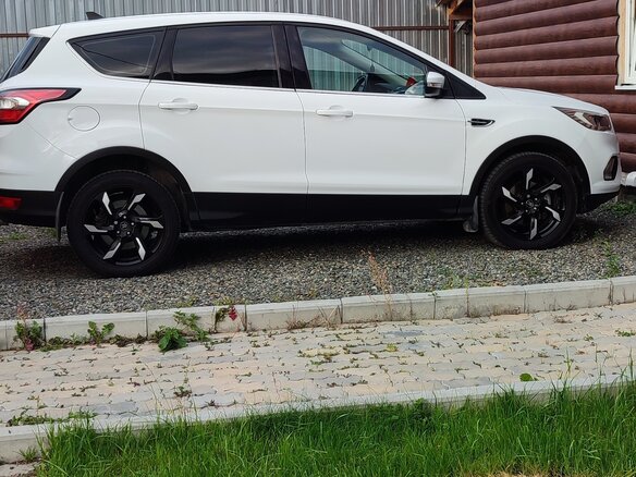 2018 Ford Kuga II Рестайлинг, белый, 1900000 рублей