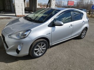 2017 Toyota Aqua I Рестайлинг, серебристый, 990000 рублей, вид 2