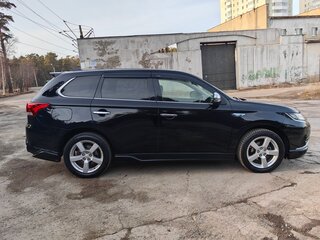 2015 Mitsubishi Outlander PHEV III Рестайлинг 2, чёрный, 2000000 рублей, вид 4