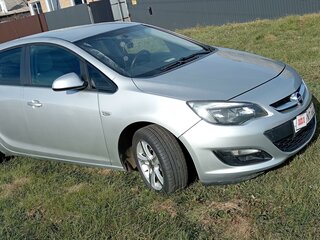 2014 Opel Astra J Рестайлинг, серебристый, 925000 рублей, вид 3