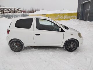 1999 Toyota Vitz I (P10), белый, 400000 рублей, вид 3