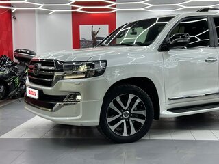 2018 Toyota Land Cruiser 200 Series Рестайлинг 2, белый, 5950000 рублей, вид 3