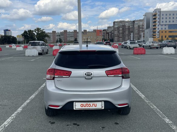 2015 Kia Rio III Рестайлинг, серый, 740000 рублей - вид 9