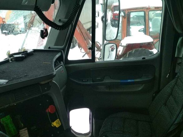 2004 Freightliner Columbia, белый, 1850000 рублей - вид 9