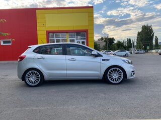 2017 Kia Rio III Рестайлинг, серебристый, 1200000 рублей, вид 3