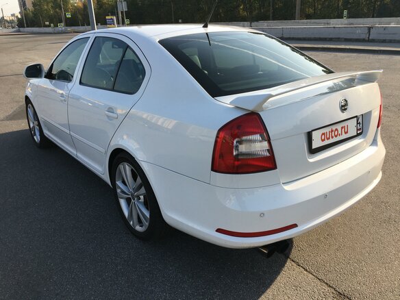 2010 Skoda Octavia RS II Рестайлинг, белый, 1500000 рублей - вид 2