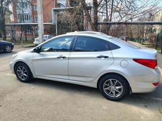 2013 Hyundai Solaris I, серебристый, 800000 рублей, вид 4