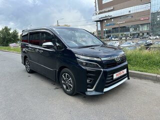 2018 Toyota Voxy III (R80) Рестайлинг, синий, 3350000 рублей, вид 3