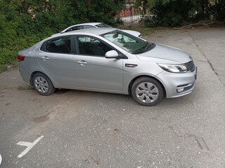 2017 Kia Rio III Рестайлинг, серебристый, 1150000 рублей, вид 3