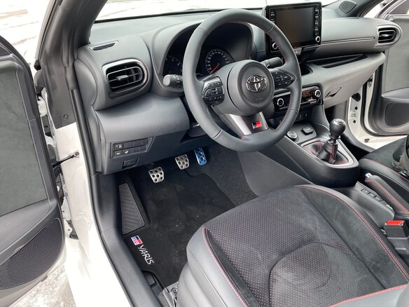 2020 Toyota Yaris IV, белый - вид 9