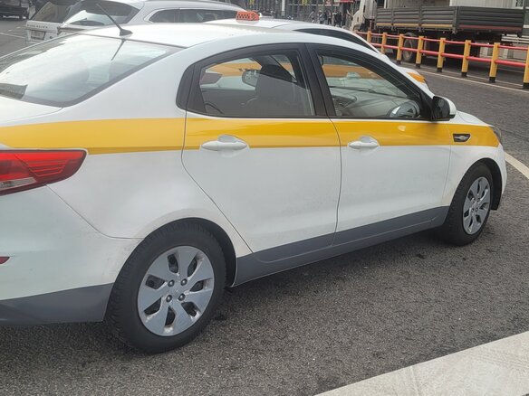 2016 Kia Rio III Рестайлинг, жёлтый, 750000 рублей - вид 4