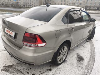 2017 Volkswagen Polo V Рестайлинг, бежевый, 1030000 рублей, вид 2