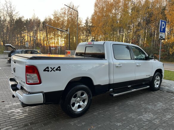 2020 Ram 1500 Crew Cab IV (DS/DJ), белый, 4322908 рублей - вид 4