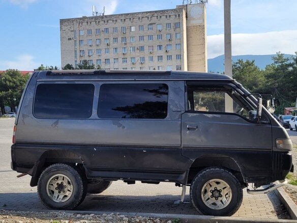 1991 Mitsubishi Delica III, серый - вид 2