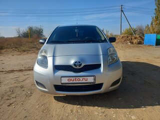 2010 Toyota Yaris II Рестайлинг, серебристый, 900000 рублей, вид 1