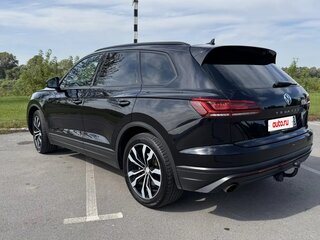2019 Volkswagen Touareg III, чёрный, 3599000 рублей, вид 4
