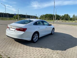 2018 Chevrolet Malibu IX, белый, 1449793 рублей, вид 3