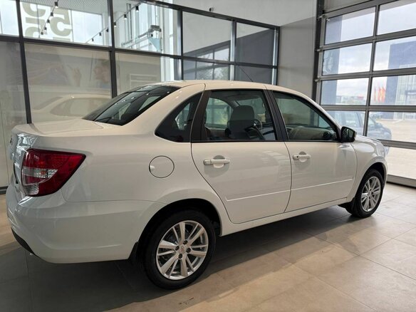 2026 Lada (ВАЗ) Granta I Рестайлинг, белый - вид 3