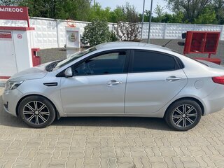 2014 Kia Rio 5-speed III, серебристый, 800000 рублей, вид 3