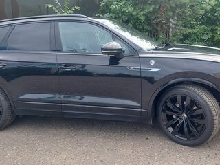 2021 Volkswagen Touareg III, чёрный, 6900000 рублей, вид 4