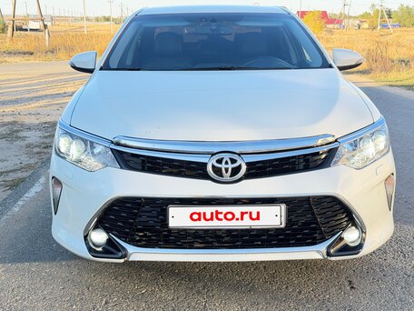 2017 Toyota Camry VII (XV50) Рестайлинг, белый, 1640000 рублей, вид 2