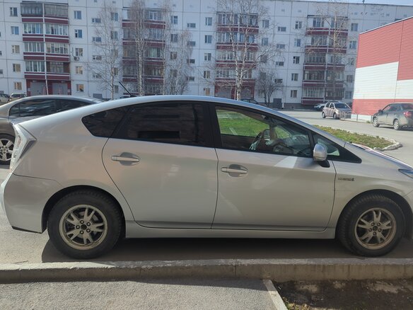 2010 Toyota Prius III (XW30), серебристый, 1250000 рублей - вид 2