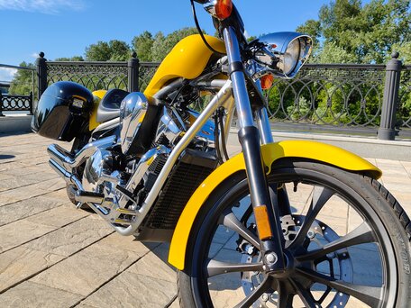 2022 Honda VT 1300CX Fury, жёлтый, 1280000 рублей, вид 2