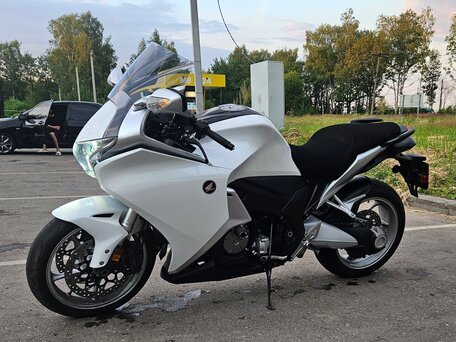2010 Honda VFR 1200, белый, 650000 рублей, вид 2