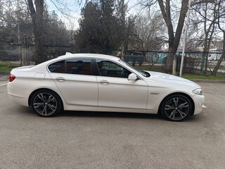 2013 BMW 5 серии 520i VI (F10/F11/F07), белый, 1850000 рублей, вид 2