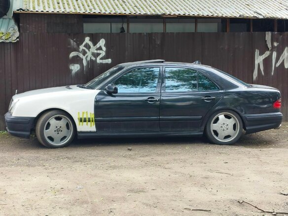 1998 Mercedes-Benz E-Класс 430 II (W210, S210), чёрный, 990000 рублей - вид 3
