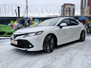 2019 Toyota Camry VIII (XV70), белый, 2900000 рублей, вид 1
