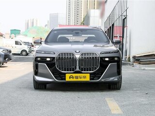 2025 BMW 7 серии 740i xDrive VII (G70), серебристый, 16780000 рублей, вид 3