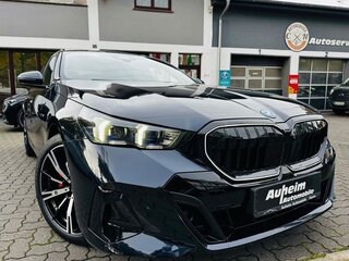 2024 BMW 5 серии 550e xDrive VIII (G60/G61/G68), чёрный, 18000000 рублей, вид 3