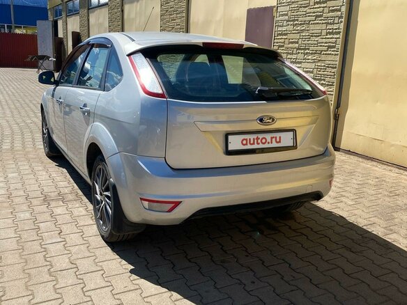 2010 Ford Focus II Рестайлинг, серебристый, 700000 рублей - вид 3