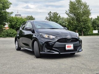 2021 Toyota Yaris IV, чёрный, 1295000 рублей, вид 3