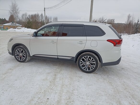 2016 Mitsubishi Outlander III Рестайлинг 2, белый, 2349000 рублей - вид 8