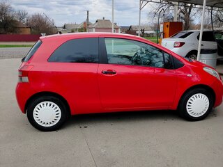2010 Toyota Yaris II Рестайлинг, красный, 590000 рублей, вид 5