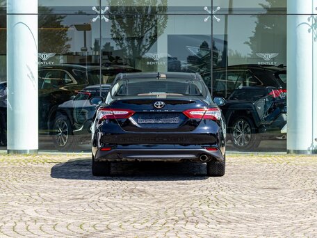 2020 Toyota Camry VIII (XV70), чёрный, 2085000 рублей, вид 5