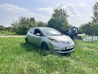 2013 Nissan Leaf I (ZE0/AZE0), серый, 820000 рублей, вид 4